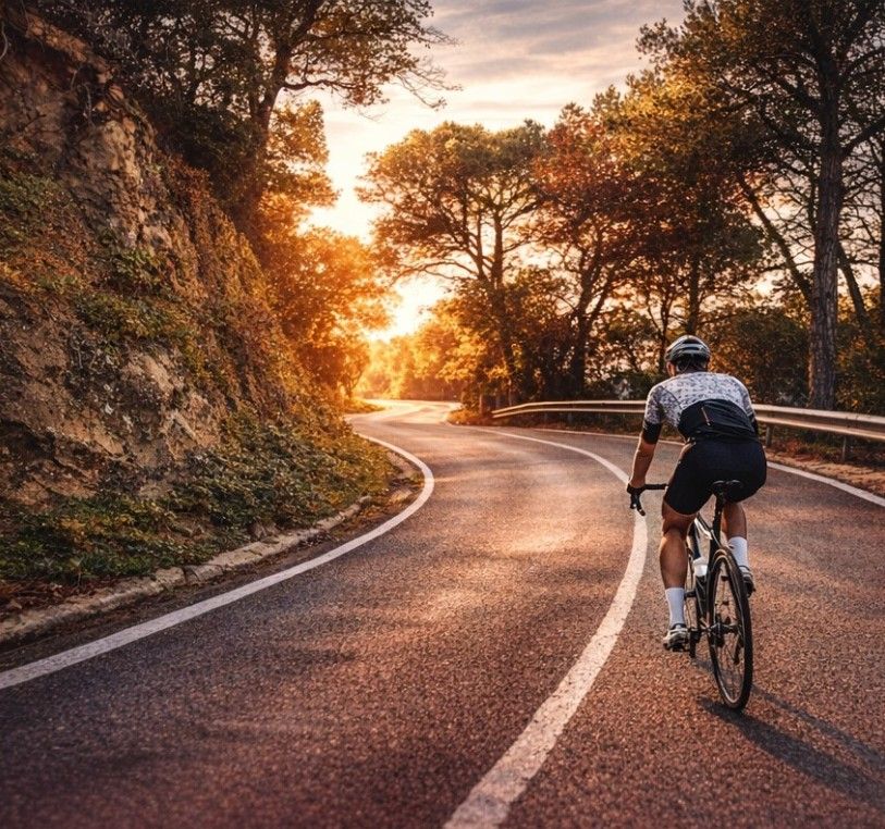 Ciclista en carretera de montaña